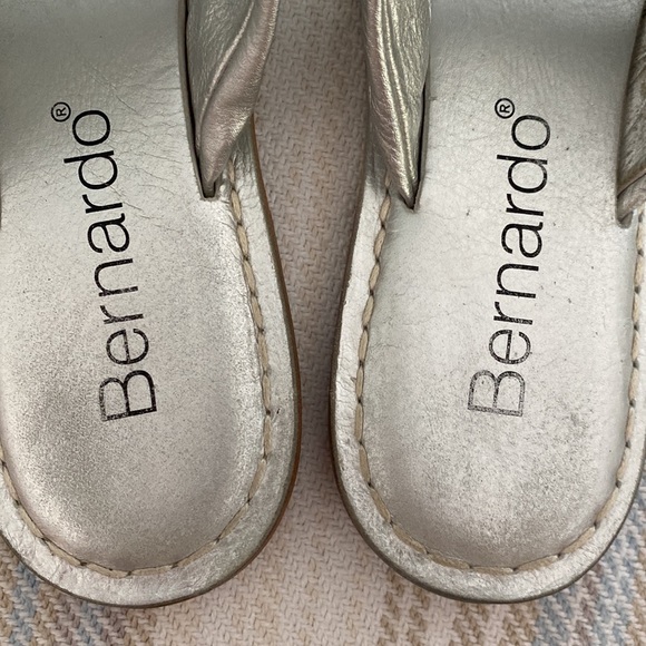 Bernardo, silver, leather thong sandals. Size 9. - Picture 6 of 6